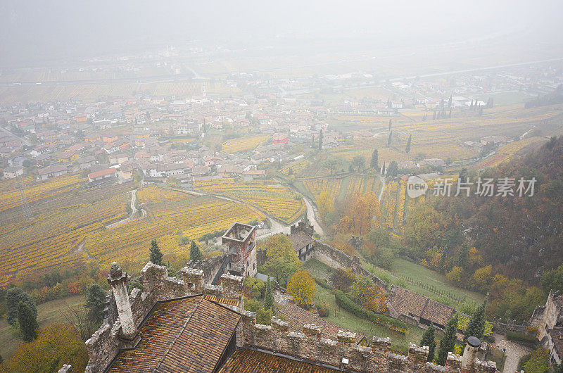 从意大利北部的废墟Castello di Avio观看